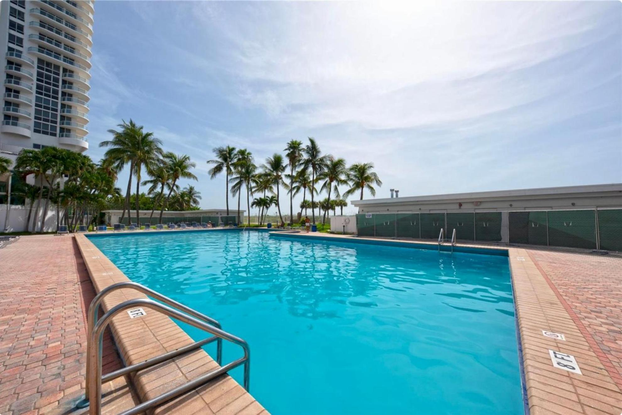 Directly On The Beach With Pool & Parking マイアミビーチ エクステリア 写真