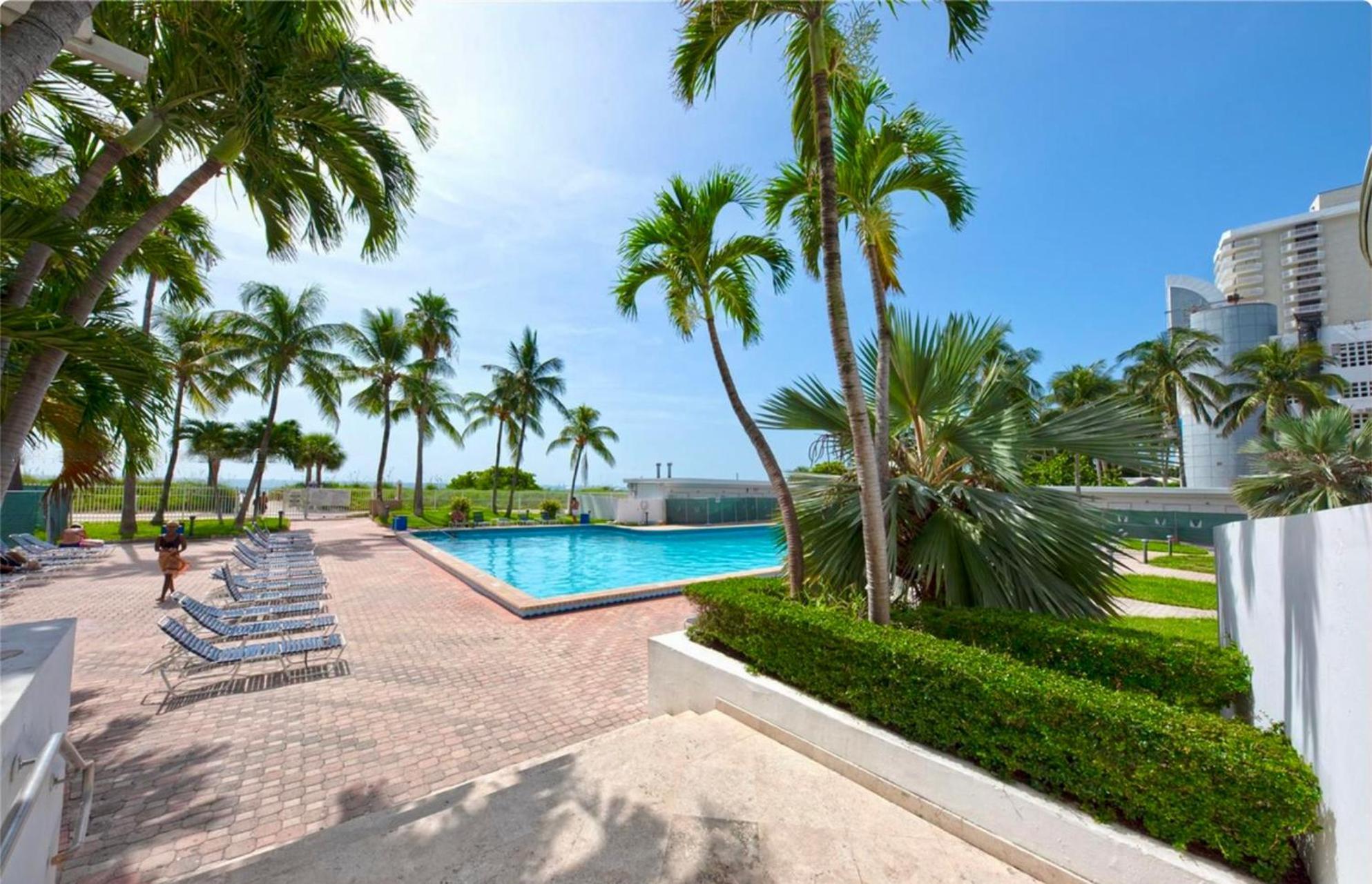 Directly On The Beach With Pool & Parking マイアミビーチ エクステリア 写真